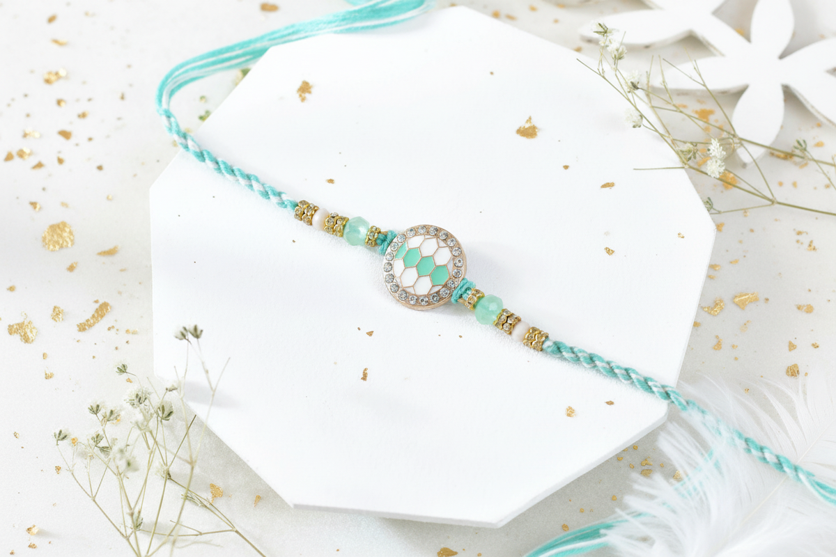 Bright gold-and-white product photo 2